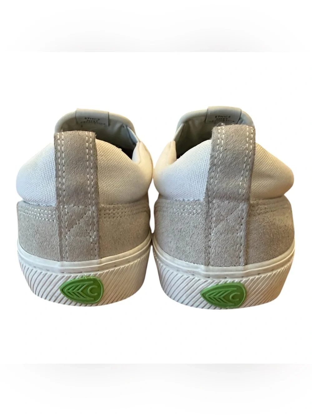 Cariuma Men’s Slip-On Skate Pro Loafers in Beige, White and Black. Size 9